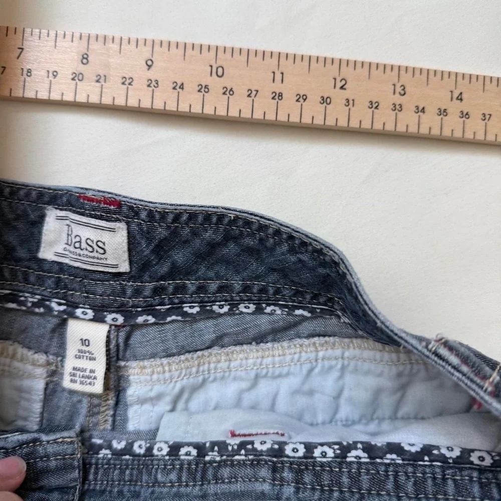 Y2K baggy jean Shorts  Y2K Bass size 10 medium wash denim